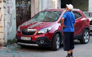 Tuzla: Armirano staklo palo na parkiranu Opel Mokku