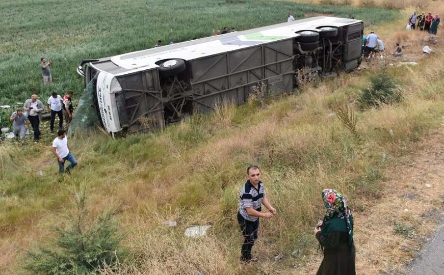 Autobus sletio s ceste: Šest osoba poginulo, 36 povrijeđeno