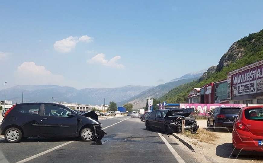 Teška saobraćajna nesreća na izlazu iz Mostara, nekoliko povrijeđenih