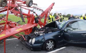 Vozač teško povrijeđen: S Mercedesom CLK naletio na traktor s plugom