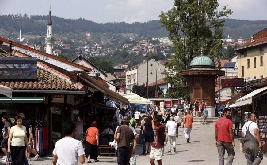 Ulice Sarajeva preplavljene turistima, ne smetaju im ni ekstremne temperature