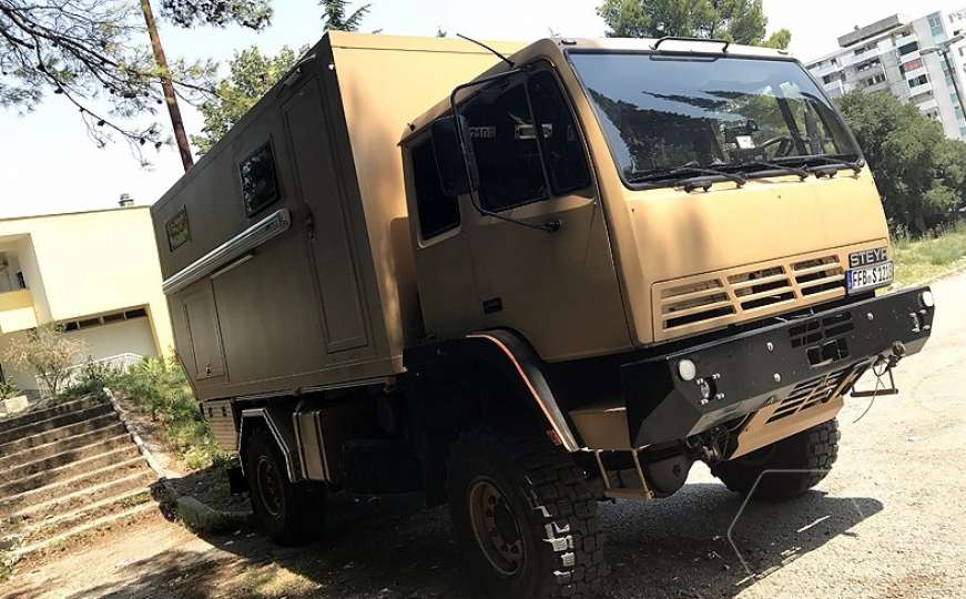 Nesvakidašnja atrakcija u Mostaru: Vojni kamion pretvoren u kamp-kućicu