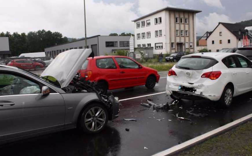 Saobraćaj potpuno obustavljen: Nesreća kod Čevljanovića, ima povrijeđenih