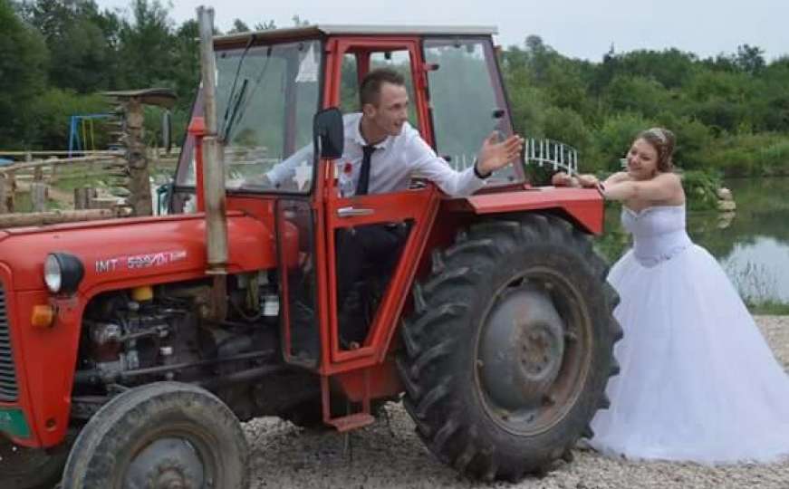 Juso i Elma, nakon vjenčanja, završili na traktoru