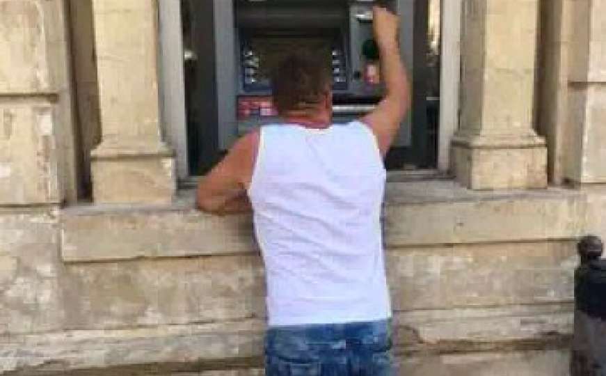 Turista u Hrvatskoj se molio bankomatu za novac