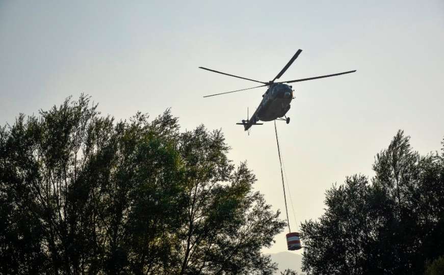 Helikopteri OSBiH izbacili 90.000 litara vode na požarišta oko Livna i Trebinja