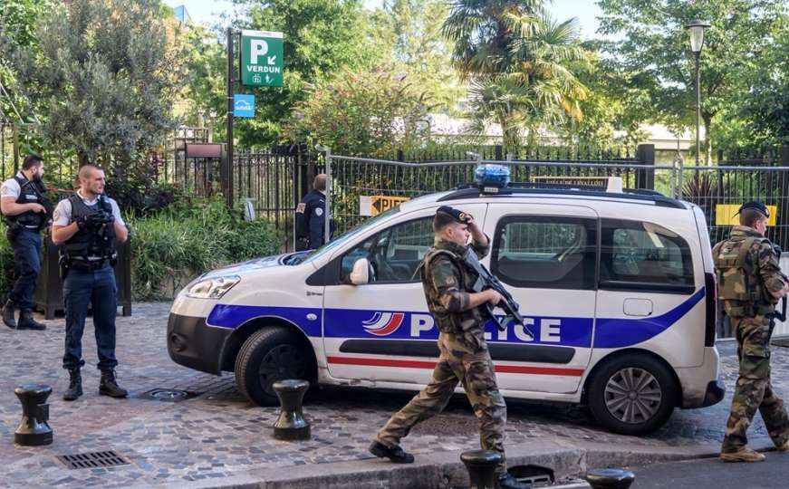 Pariz: Policija zaustavlja vozila u potrazi za napadačem