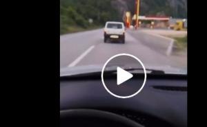 Pale: Snimak pijanog vozača koji je vozio "osmice", pa se prevrnuo