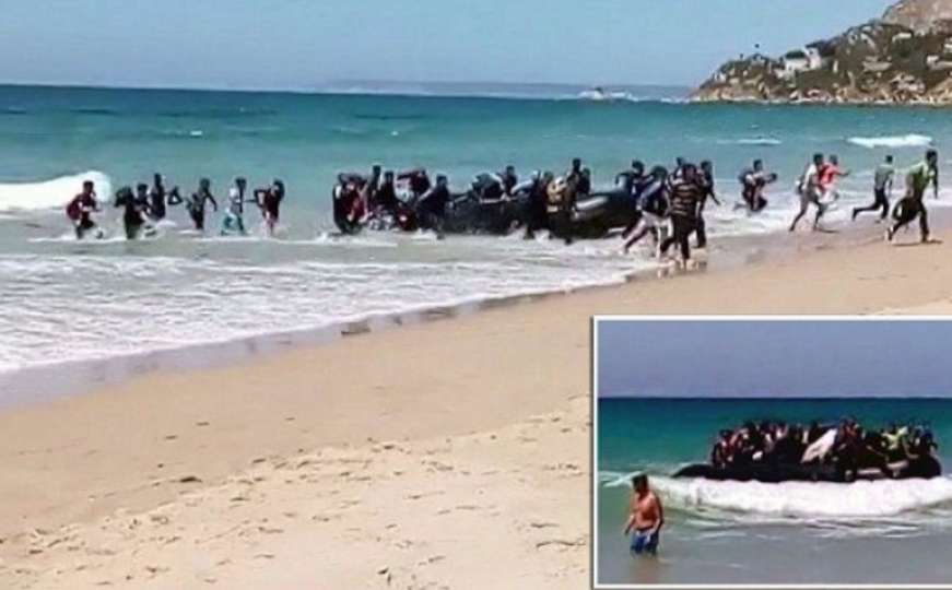 Snimljen trenutak kada čamac pun migranata pristiže na špansku plažu