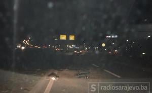 Nesreća u Sarajevu: Automobilom udario u stub na cesti, jedna osoba povrijeđena