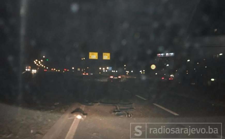 Nesreća u Sarajevu: Automobilom udario u stub na cesti, jedna osoba povrijeđena