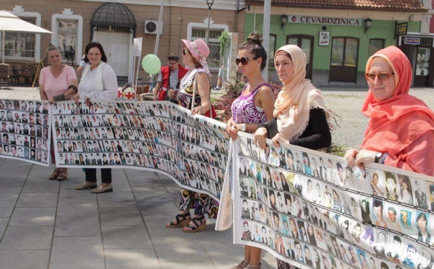 Protest "Žena Srebrenice" u Tuzli: Traženje nestalih predugo traje 