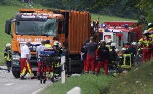 Stravično: Kamion sa smećem prevrnuo se na automobil, poginulo pet osoba