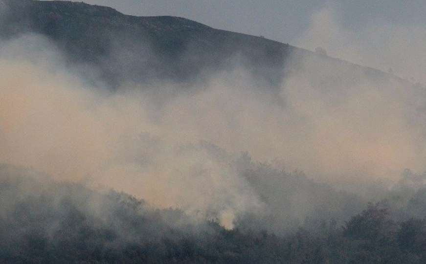 Livno: Iznad sela Gubin gori visoka šuma, potrebna intervencija helikoptera