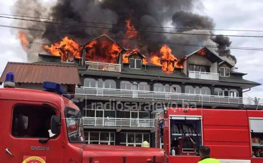 Rakovica: Veliki požar izbio na porodičnoj kući, pet vatrogasnih ekipa na terenu