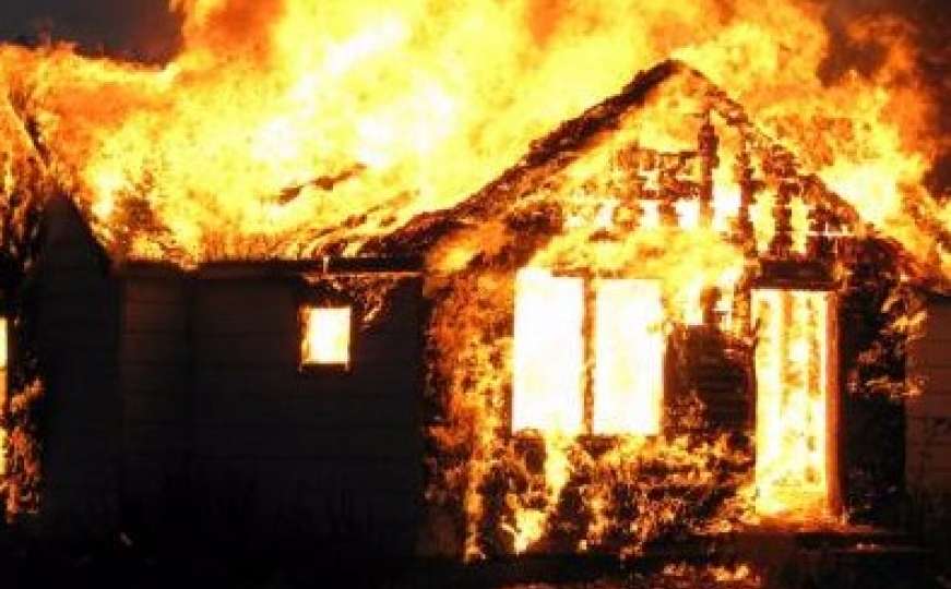 U Ivanić-Gradu izgorjela drvena kuća: Dvije osobe smrtno stradale