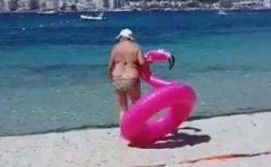 Snimak bakice koja se zaglavila na gumenom flamingu pregledana 45 miliona puta