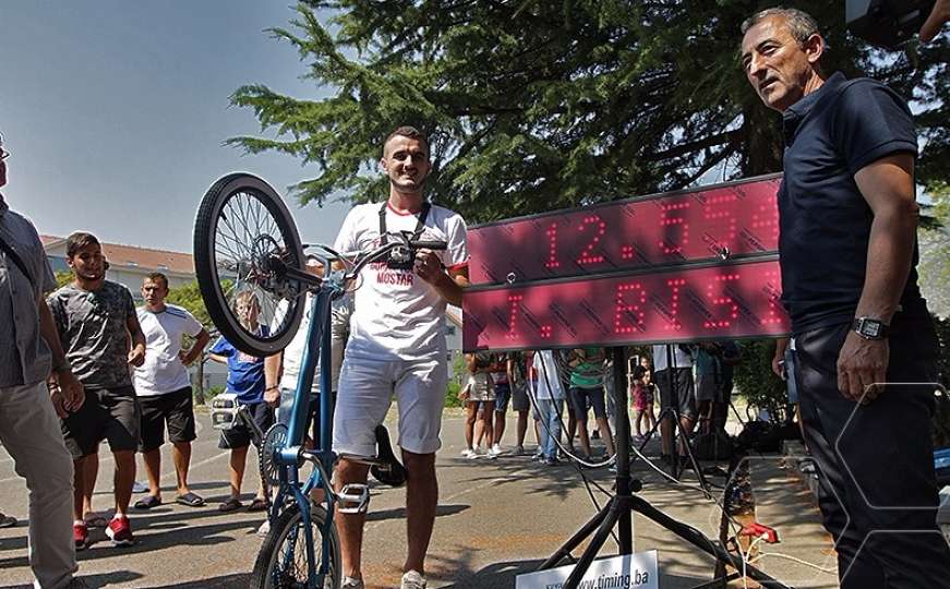 Ibro Basarić u Mostaru oborio svjetski rekord u vožnji bicikla na zadnjem točku