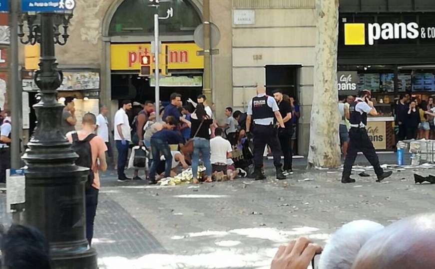 Barcelona: Kombi uletio među pješake, više osoba povrijeđeno