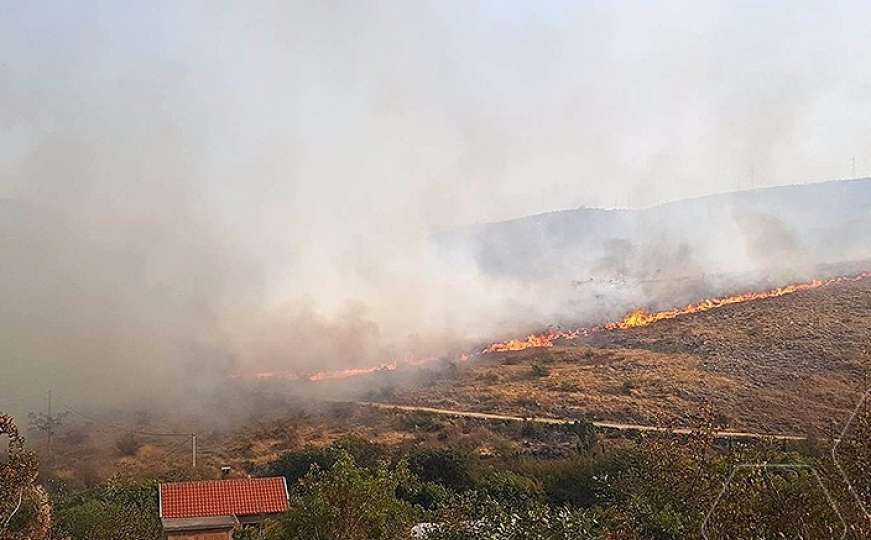 Požar južno od Mostara ugrožava kuće