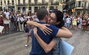 Zagrljaji solidarnosti u Barceloni