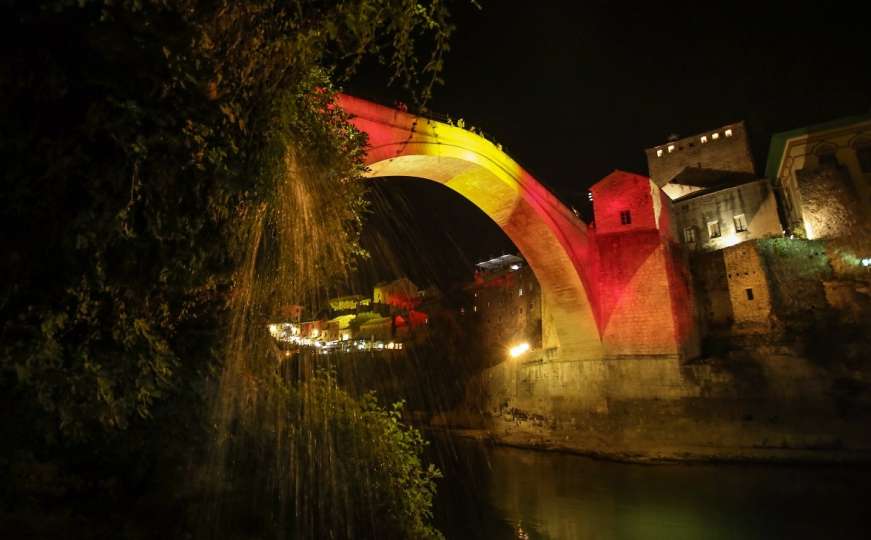 U čast žrtvama terorističkog napada Stari most u bojama Španije