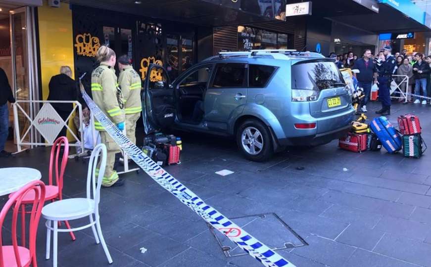 Sidnej: Automobilom se zabio u grupu ljudi, među povrijeđenima i beba