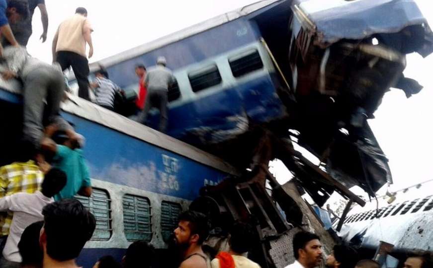 U Indiji voz iskočio iz šina, deset poginulih