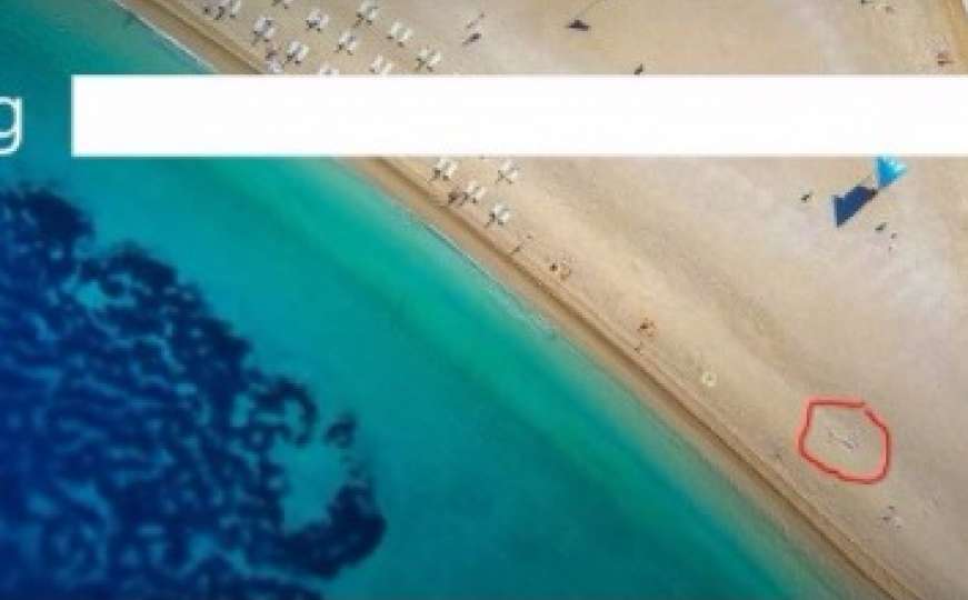 Na pretraživaču Bing.com fotografija plaže na kojoj je iscrtan polni organ
