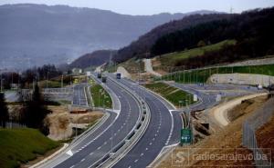 Mladić na autoputu A-1 udario u automobil pa u zaštitnu ogradu