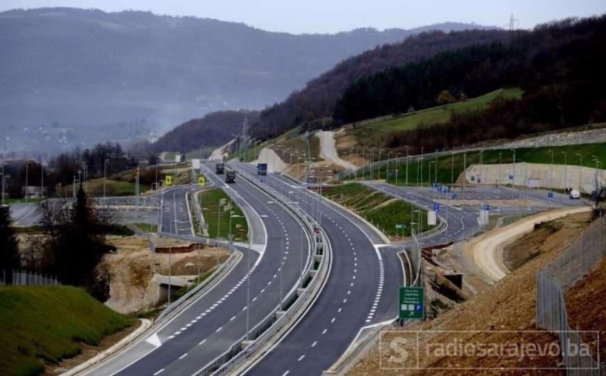 Mladić na autoputu A-1 udario u automobil pa u zaštitnu ogradu