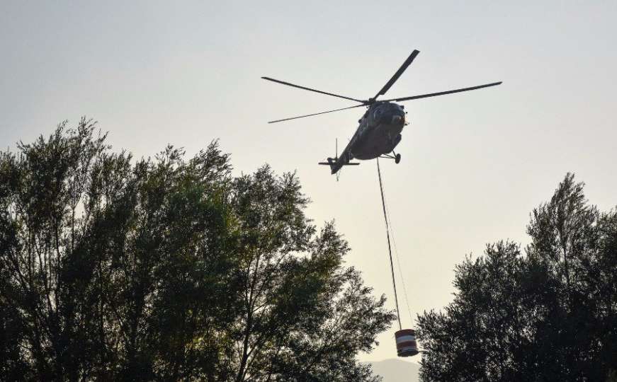 Helikopter i 15 pripadnika OS BiH u akciji gašenja požara u Berkovićima 