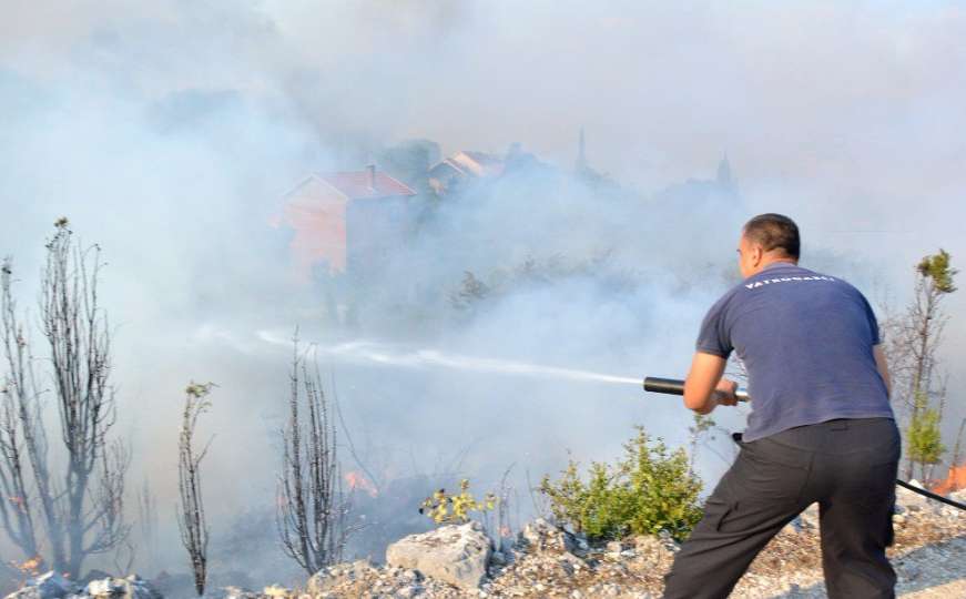 Ugrožene kuće u Čapljini, vatra gori i do same saobraćajnice