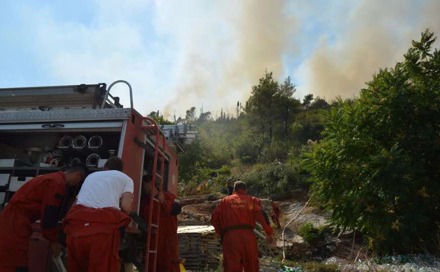 Požari u Hercegovini: Vatrogasci na terenima, vojska u pripravnosti