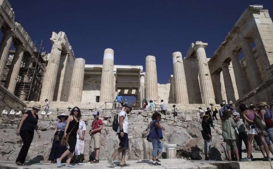 Brojni turisti iz cijelog svijeta posjećuju Akropolj