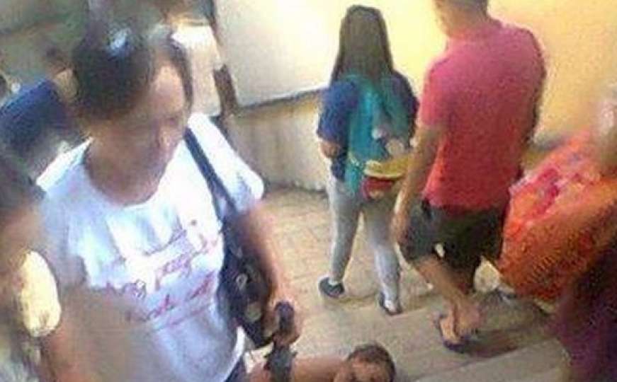 Fotograf uslikao golo dijete dok spava na prljavim stepenicama u Manili 