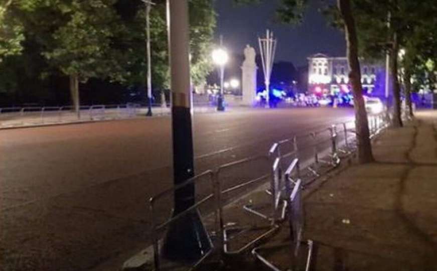 Muškarac napao policajce nožem ispred Buckinghamske palače 