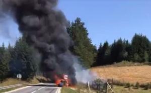 Zapalio se automobil na Nišićkoj visoravni, saobraćaj obustavljen 