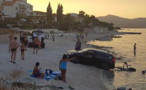 Drama na plaži: Slovak autom uletio među kupače