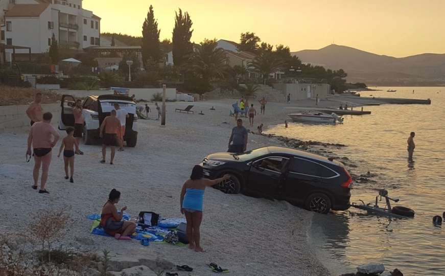 Drama na plaži: Slovak autom uletio među kupače