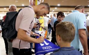 Džeko usrećio dječaka u Larnaci, večeras prvi trening BiH u Nikoziji