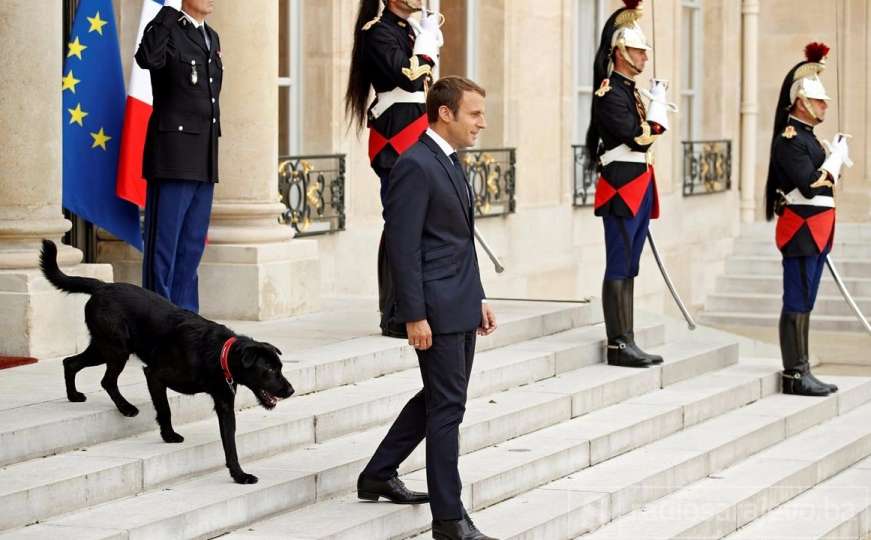 Emmanuel Macron pokušava podići popularnost na pomalo neobičan način