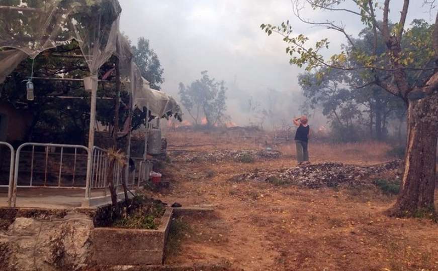 Veliki požar kod Trebinja: Nekoliko kuća izgorjelo, strahuje se da ima stradalih