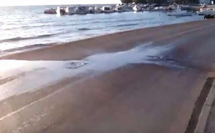 Gadni snimci: Među kupače na hrvatskoj plaži se izlijevaju fekalije