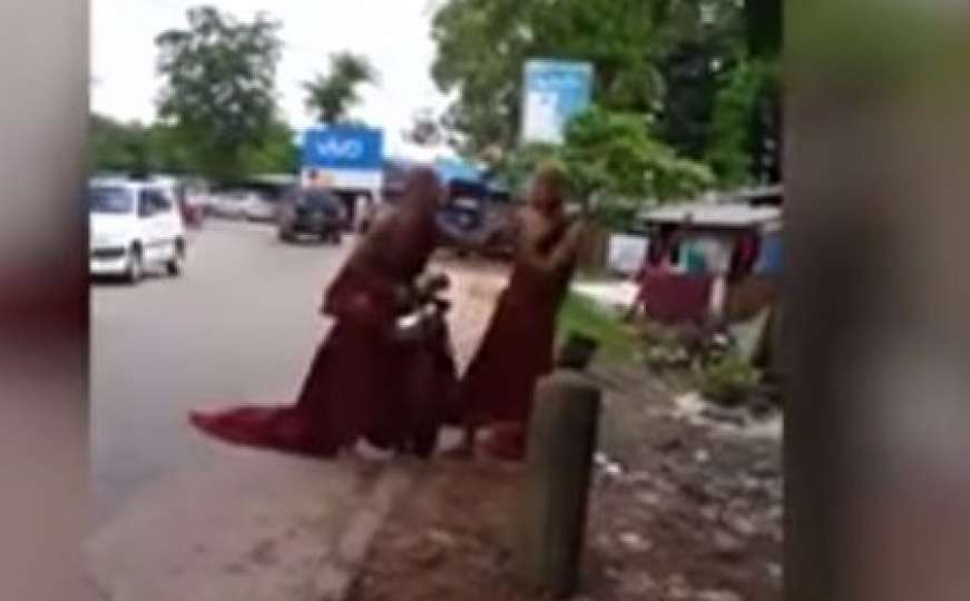 Tuča budističkih monaha nasred ulice