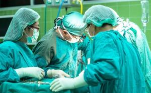 Zašto hirurzi tokom operacija nose samo plave ili zelene uniforme