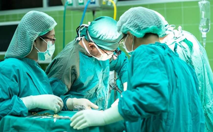 Zašto hirurzi tokom operacija nose samo plave ili zelene uniforme