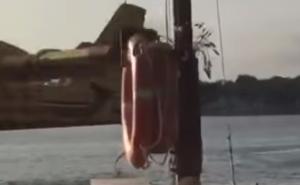 Zamalo nesreća: Kanader krilom zakačio željezni stub na brodu