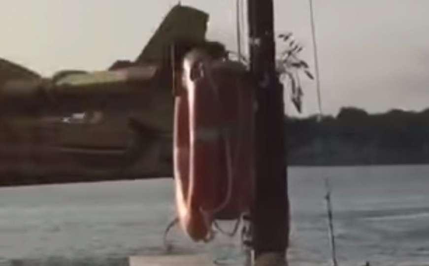 Zamalo nesreća: Kanader krilom zakačio željezni stub na brodu