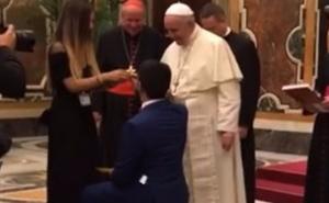 Političar zaprosio djevojku ispred Pape: Ona zanijemila od šoka
